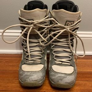 DC Snowboarding Boots Mens Size 9